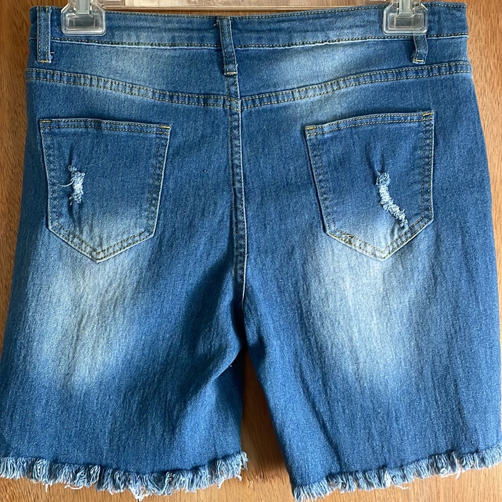 Jeans Woman’s Cutely Distressed Shorts Sz XL - Picture 2 of 8